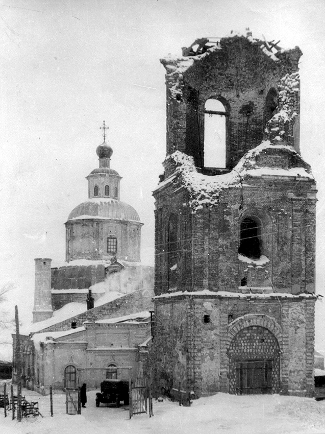 Никольский храм с разрушенной колокольней (1942 год)