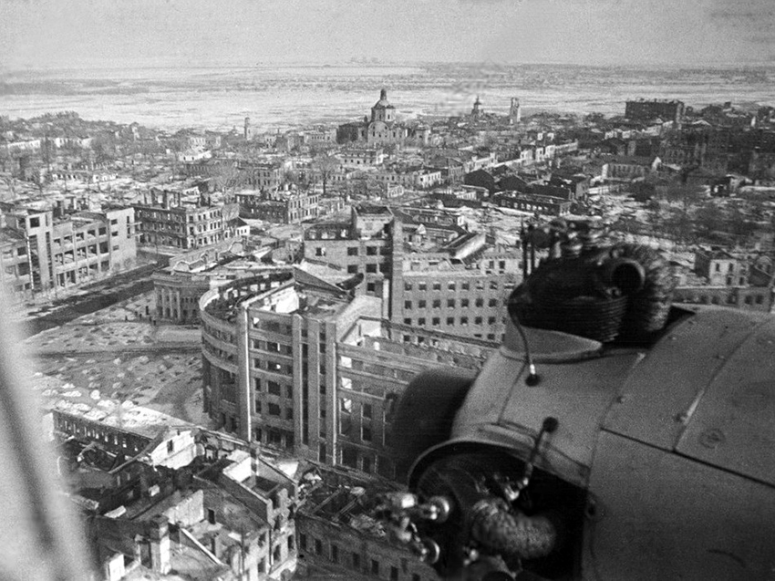 Вид на центр Воронежа, разрушенный в ходе боев с немецкими захватчиками (съемка с самолета, 1943 год)