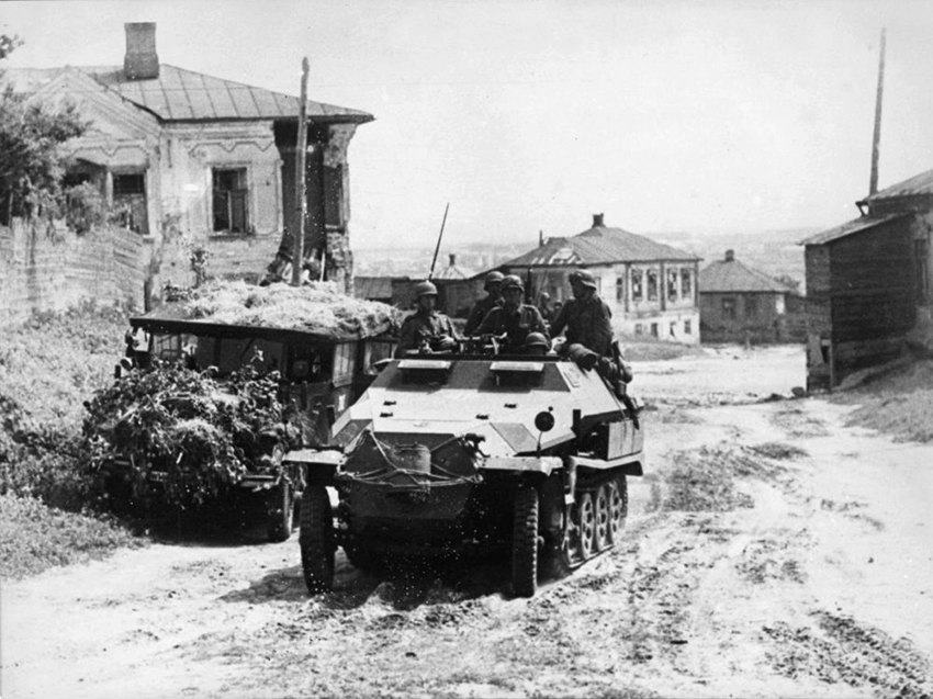 Немецкий бронетранспортер с солдатами на одной из улиц Воронежа (июль 1942 года)